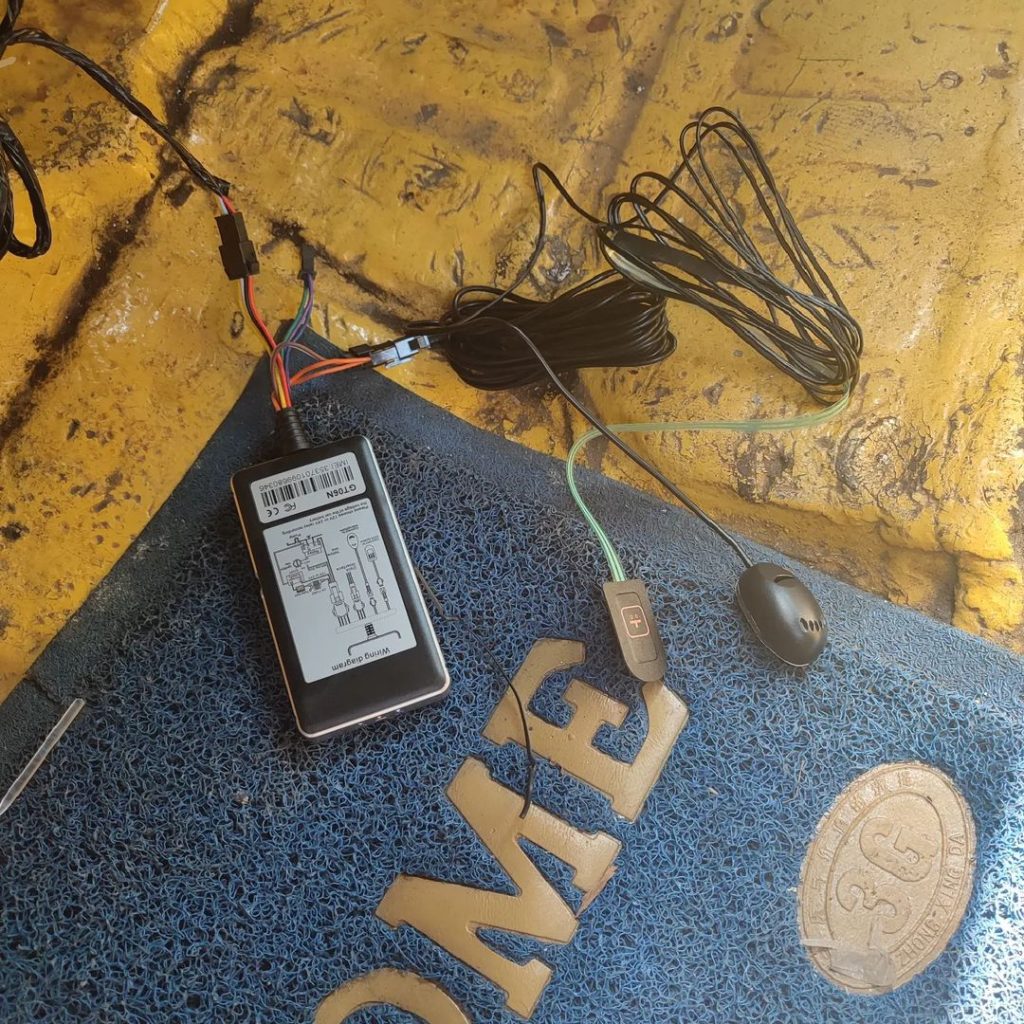 Instalasi GPS Tracker - Mitsubishi Colt Diesel @ Pegadungan, Kalideres, Jakarta Barat, DKI Jakarta