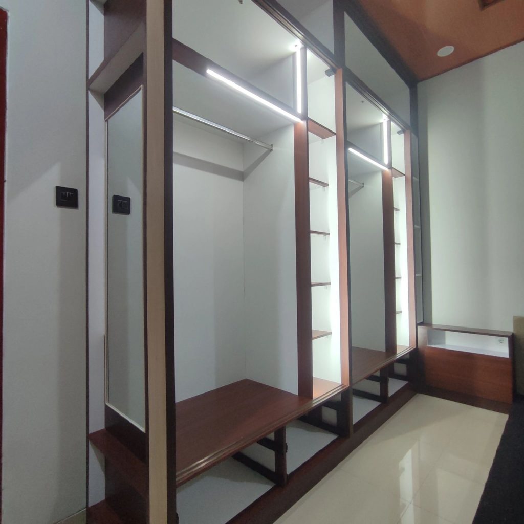 Pekerjaan Interior Custom Kamar Tidur @ Pegadungan, Kalideres, Jakarta Barat, DKI Jakarta - 1 - Lemari Pakaian Dengan Lampu LED